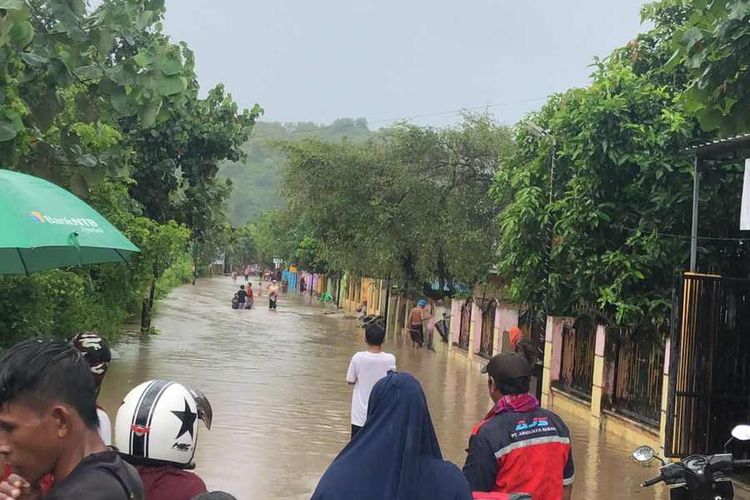 Tampak area permukiman warga terendam banjir di Kabupaten Bima, NTB, Minggu (2/4/2023).