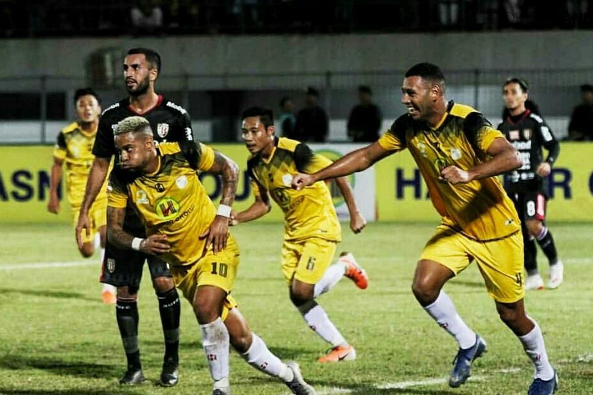 Pemain Barito Putra, Raphael Silva, berlari usai berhasil mencetak gol ke Gawang Bali United.