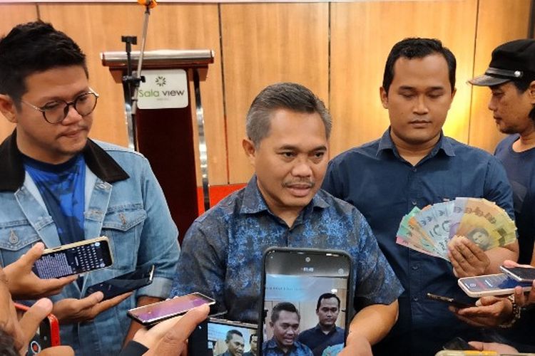 Kepala KPw Bank Indonesia Tegal Taufik Amrozy didampingi Kepala Seksi UDSK Hotasi Doli Purba dan Kasir BI Supriyanto.