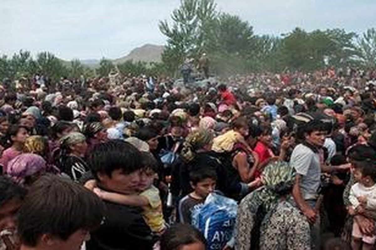 Ribuan pengungsi Kirgistan meninggalkan negara itu dan menunju perbatasan Uzbekistan setelah terjadi bentrokan antar etnis yang menewaskan sekitar 200 orang pertengahan Juni 2010.