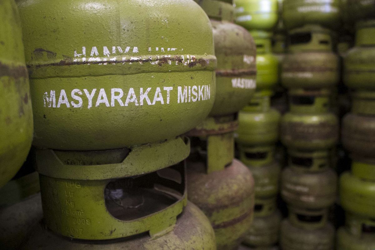 Tabung gas LPG berukuran 3 kg ditata di agen gas Pancoran Mas, Depok, Jawa Barat, Kamis (23/1/2020). Pemerintah mengeluarkan harga patokan elpiji 3 kg.
