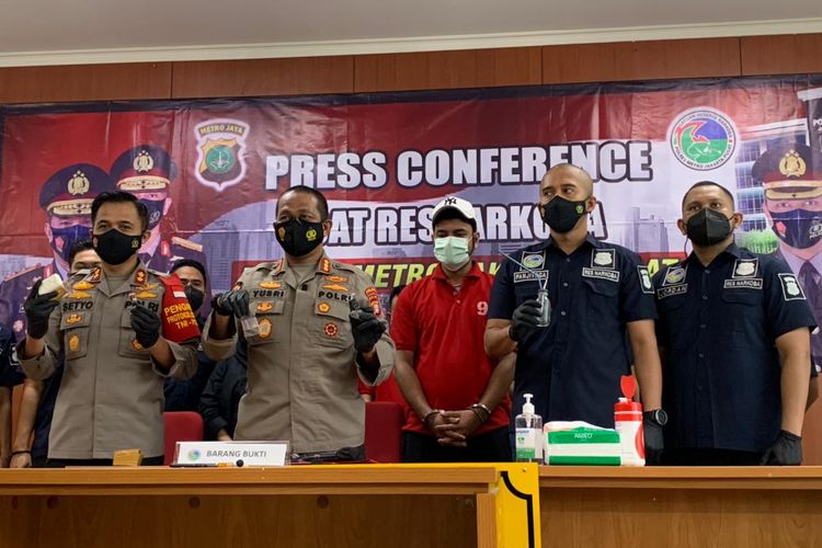 Rio Reifan (berbaju merah) saat konferensi pers kasus penangkapannya terkait narkoba di Polres Metro Jakarta Pusat, Rabu (21/4/2021).