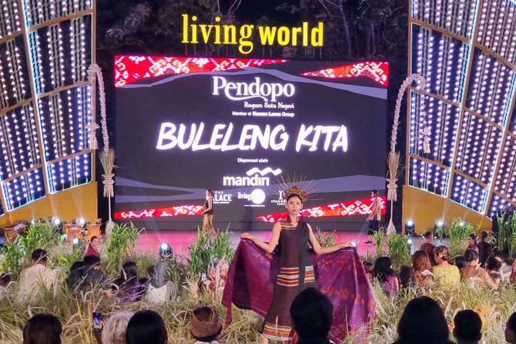 Model memeragakan busana bercorak adat Bali dalam acara Fashion Show Buleleng Kita di amphitheater Living World Denpasar, Bali, Jumat (8/12/2023) malam.