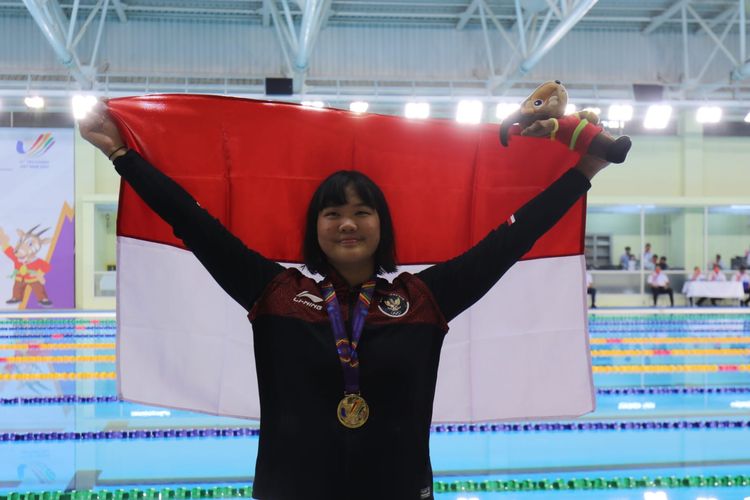 Perenang putri Indonesia, Flairene Candrea, berhasil meraih medali emas SEA Games 2021 melalui nomor 100 meter gaya punggung putri pada lomba yang digelar di My Dinh Aquatics Center, Selasa (17/5/2022).
