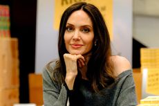 Angelina Jolie dan Misi Kemanusiaan di Bisnis Fesyen Ramah Lingkungan 