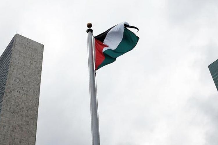 Bendera Palestina berkibar untuk pertama kalinya di markas Perserikatan Bangsa-bangsa (PBB) di New York, Rabu (30/9/2015).