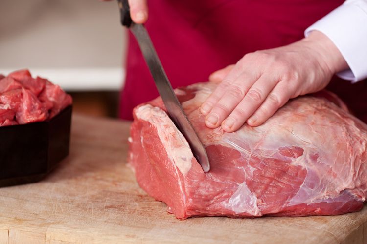 Ilustrasi pisau untuk memotong daging, memotong daging mentah. 