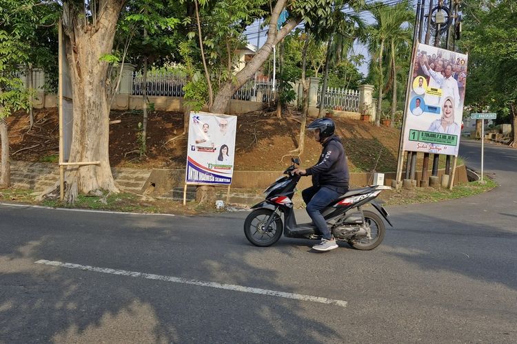 Salah satu titik yang dipenuhi spanduk caleg dari berbagai partai politik terletak di Jalan Rinjani, Gajahmunhkur, Kota Semarang, Jawa Tengah. Di sana terdapat spanduk milik caleg PDI-P, Golkar, PKB, Perindo, hingga Gerindra, Rabu (15/11/2023).