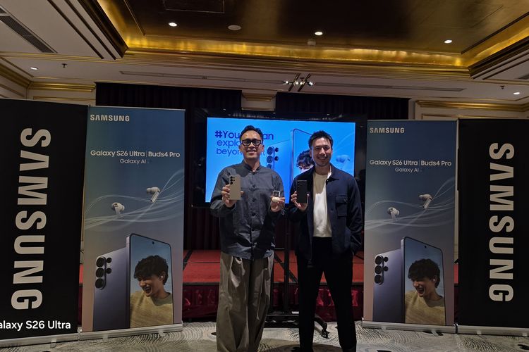 Travel content creator Andi Garcia (kanan) dan MX Product Marketing Senior Manager Samsung Electronics Indonesia Ilham Indrawan dalam workshop Galaxy S26 Series #YouandAICan di Hanoi, Vietnam.