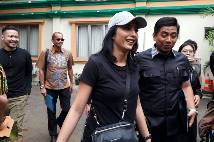 Tyas Mirasih bersama kuasa hukum, Sandy Arifin, dan suaminya Raiden Soedjono menyambangi Gedung KPAI, Menteng, Jakarta Pusat, Jumat (16/3/2018).