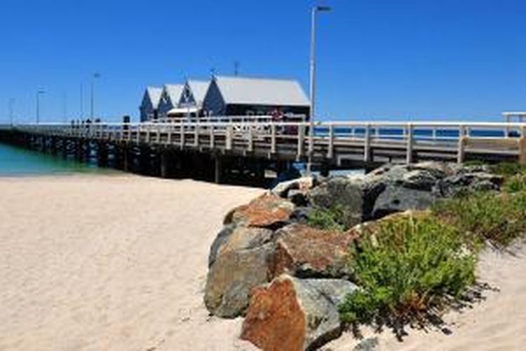 Daya tarik utama Busselton di Perth, Australia adalah jetty atau dermaga kayu di tepi Teluk Geographe yang panjangnya mencapai lebih dari 1,8 kilometer.