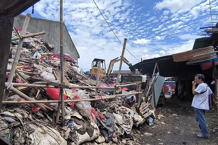 Tak Seindah Nama, Pasar Cantik Ciputat Dipenuhi Sampah...