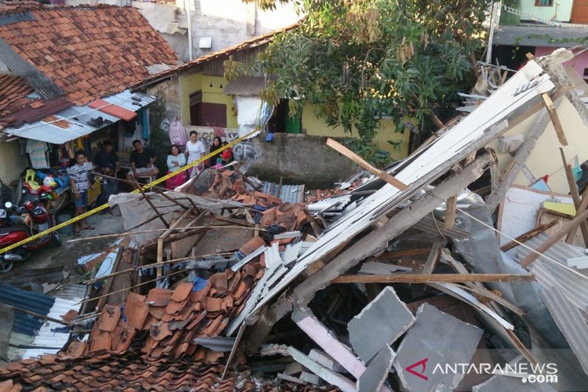 Warga menyaksikan bangunan indekos berlantai tiga di Jalan Bangka Barat IV, Kelurahan Pela Mampang, Jakarta Selatan, yang roboh pada Sabtu (8/2/2020).
