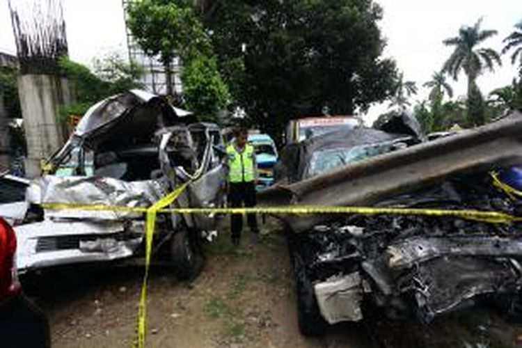 Mobil Gran Max yang mengalami kecelakaan dengan Mobil Lancer di Tol Jagorawi KM 8, terparkir di Kantor Satuan Wilayah Lalu Lintas (Satwil Lantas) Polres Metro Jakarta Timur di Kebon Nanas, Minggu (8/9/2013). 