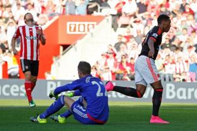 Penyerang Manchester United, Anthony Martial (kanan), merayakan golnya seusai mencetak gol kedua ke gawang Southampton yang dikawal Maarten Stekelenburg (tengah), Minggu (20/9/2015). 