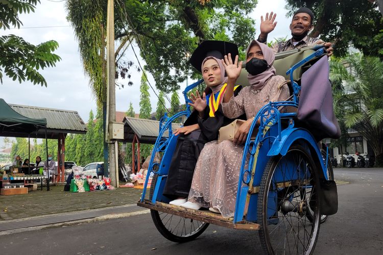 Ema Muktiani diantar kedua orangtuanya menggunakan becak saat akan mengikuti wisuda di Universitas Muhammadiyah Purwokerto (UMP), Kabupaten Banyumas, Jawa Tengah, Sabtu (25/2/2023) pagi. 