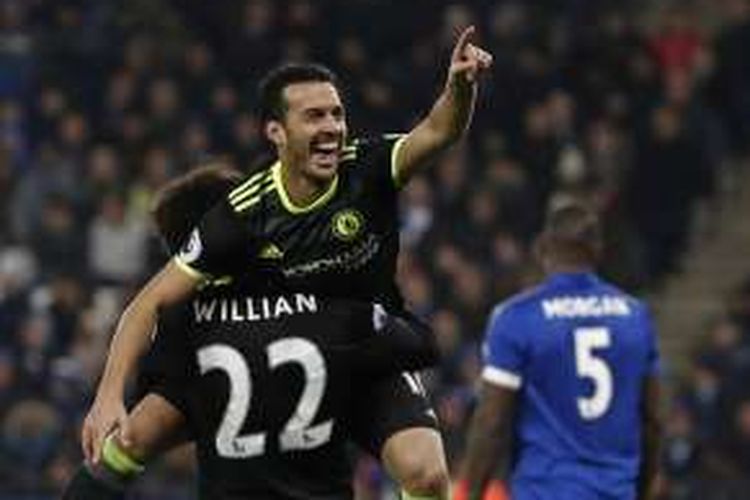 Pemain Chelsea, Pedro Rodriguez, merayakan gol ke gawang Leicester City bersama rekannya, Willian, dalam laga Premier League di Stadion King Power, Sabtu (14/1/2017).