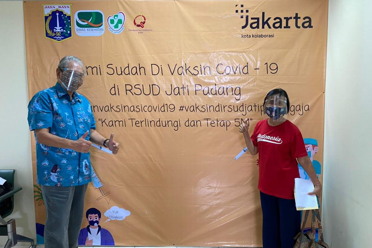 Pasangan suami istri lansia, Shirwan Ananda Idris dan Endang SPL Poesoro Idris usai menerima vaksinasi Covid-19 di RSUD Jati Padang, Pasar Minggu, Jakarta Selatan.