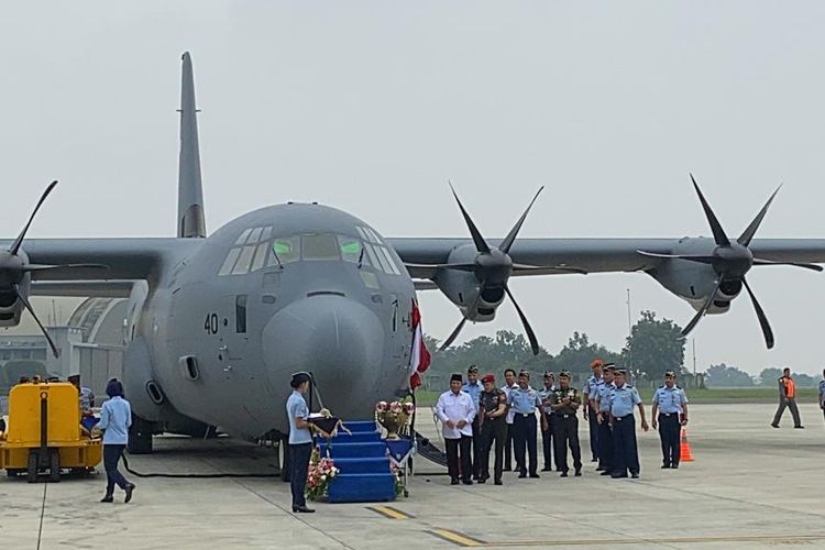 Menteri Pertahanan Prabowo Subianto menyerahkan pesawat Super Hercules C-130J kepada TNI Angkatan Udara (AU). Proses serah terima itu dilaksanakan di Lanud Halim Perdanakusuma, Jakarta Timur, pada Kamis (6/7/2023) sekira 10.34 WIB. Miniatur pesawat juga diserahkan kepada Kepala Staf TNI AU (KSAU) Marsekal Fadjar Prasetyo. 
