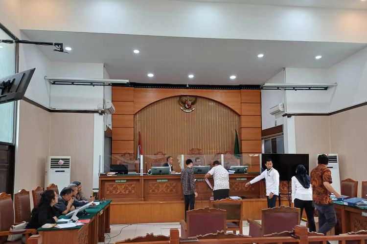 Suasana ruang sidang gugatan praperadilan penetapan tersangka Eks Mentan Syahrul Yasin Limpo dengan agenda penyerahan barang bukti di PN Jaksel, Jakarta, Rabu (8/11/2023).