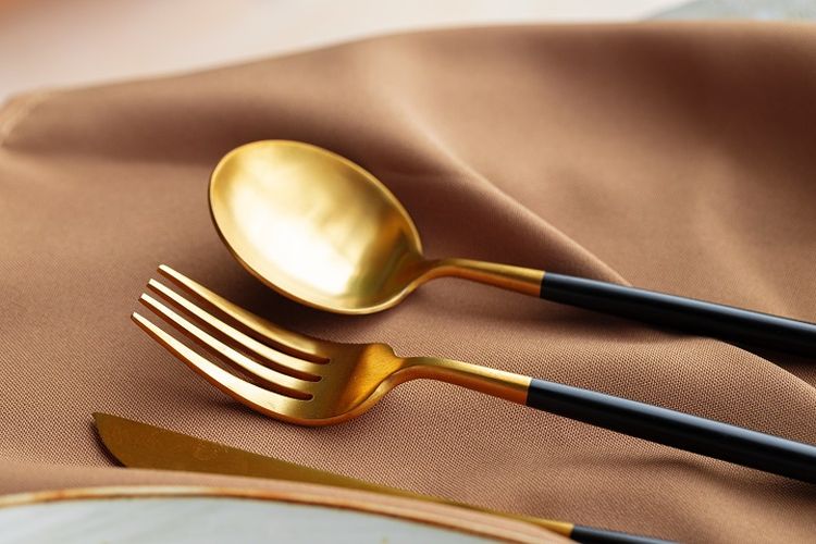 Ilustrasi peralatan makan - Peralatan makan berbahan emas.