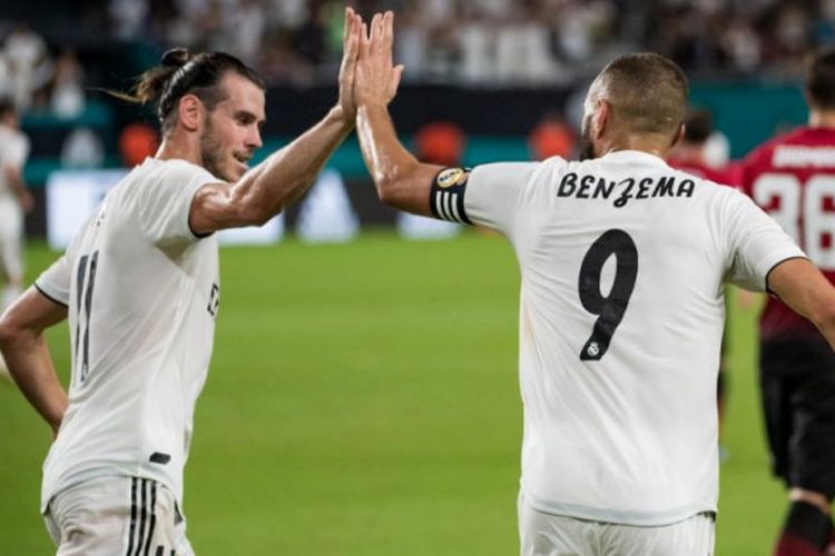 Karim Benzema merayakan golnya bersama Gareth Bale saat Real Madrid menghadapi Manchester United pada partai International Champions Cup 2018 di Hard Rock Stadium Miami, 31 Juli 2018.
