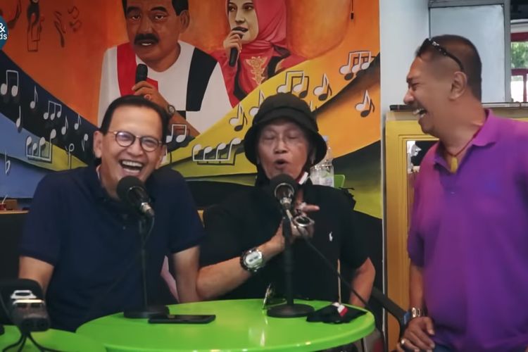 Tessy Srimulat bersama Roy Marten dan Polo Srimulat sedang berbincang santai membahas pengalaman di dunia hiburan untuk konten YouTube Marten & Friends.(Ady Prawira Riandi)