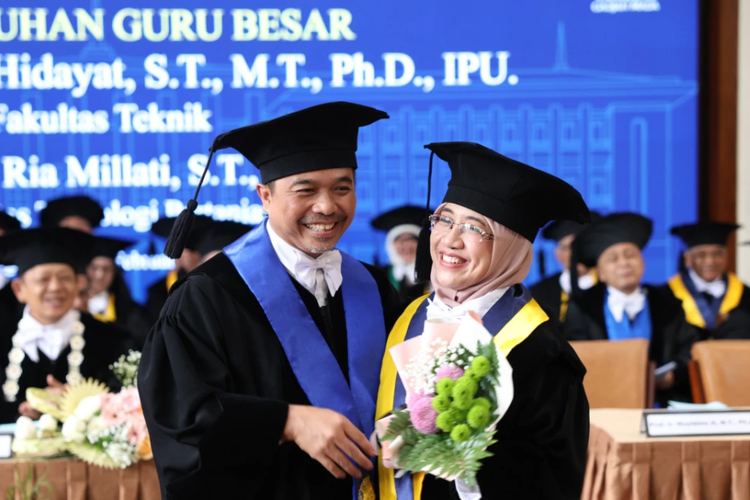 Pasangan suami istri, Muslikhin Hidayat dan Ria Millati dikukuhkan jadi Guru Besar Universitas Gadjah Mada secara bersamaan di ruang Balai Senat Gedung Pusat UGM, pada Selasa (27/2/2024). 