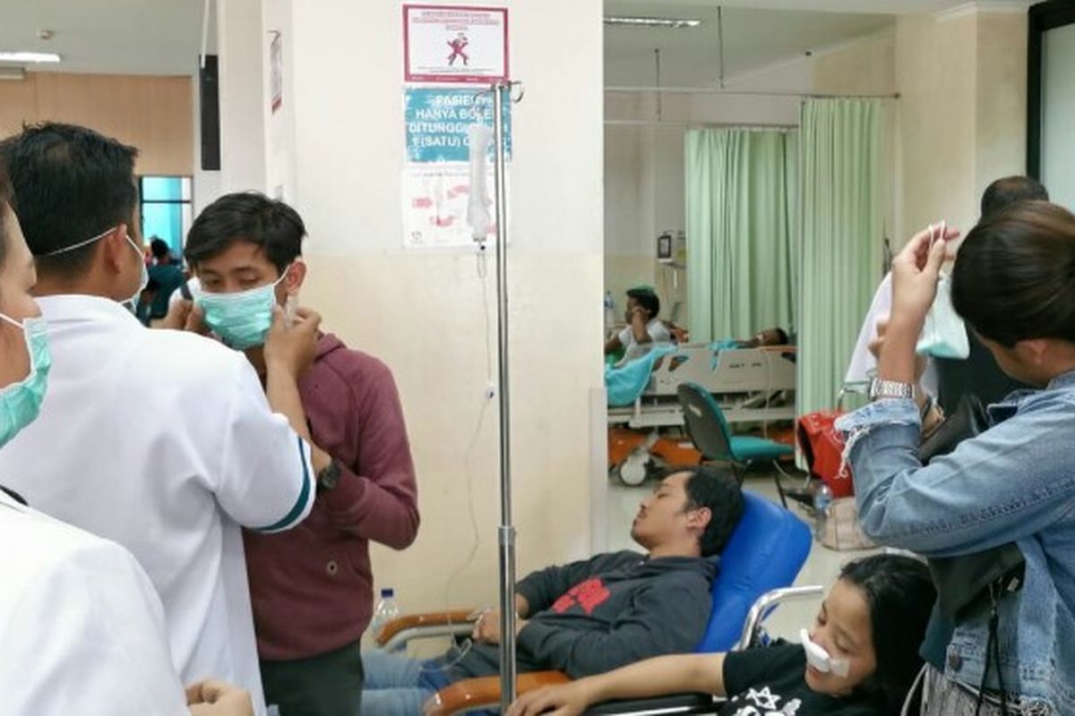 Rumah Sakit Umum (RSU) Kota Tangerang Selatan mengantisipasi penyebaran virus corona dengan melakukan pembagian masker terhadap para pasien dan pengunjung, Senin (27/1/2020).
