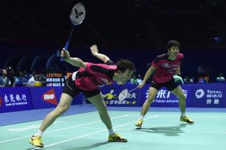 Pasangan ganda putara Korea. Lee Yong-dae (kanan)/Yoo Yeon-seong, bertahan dari serangan ganda Malaysia, Goh V Shem/Tan Wee Kiong, pada babak penyisihan Grup D Piala Sudirman di Dongguan, Tiongkok, Minggu (10/5/2015). Lee/Yoo kalah 22-20, 14-21, 25-27.