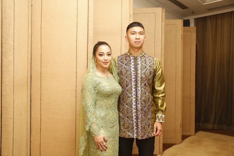 Nikita Willy dan Indra Priawan sesaat setelah melangsungkan acara lamaran resmi mereka di Hotel The Dharmawangsa, Jakarta Selatan.