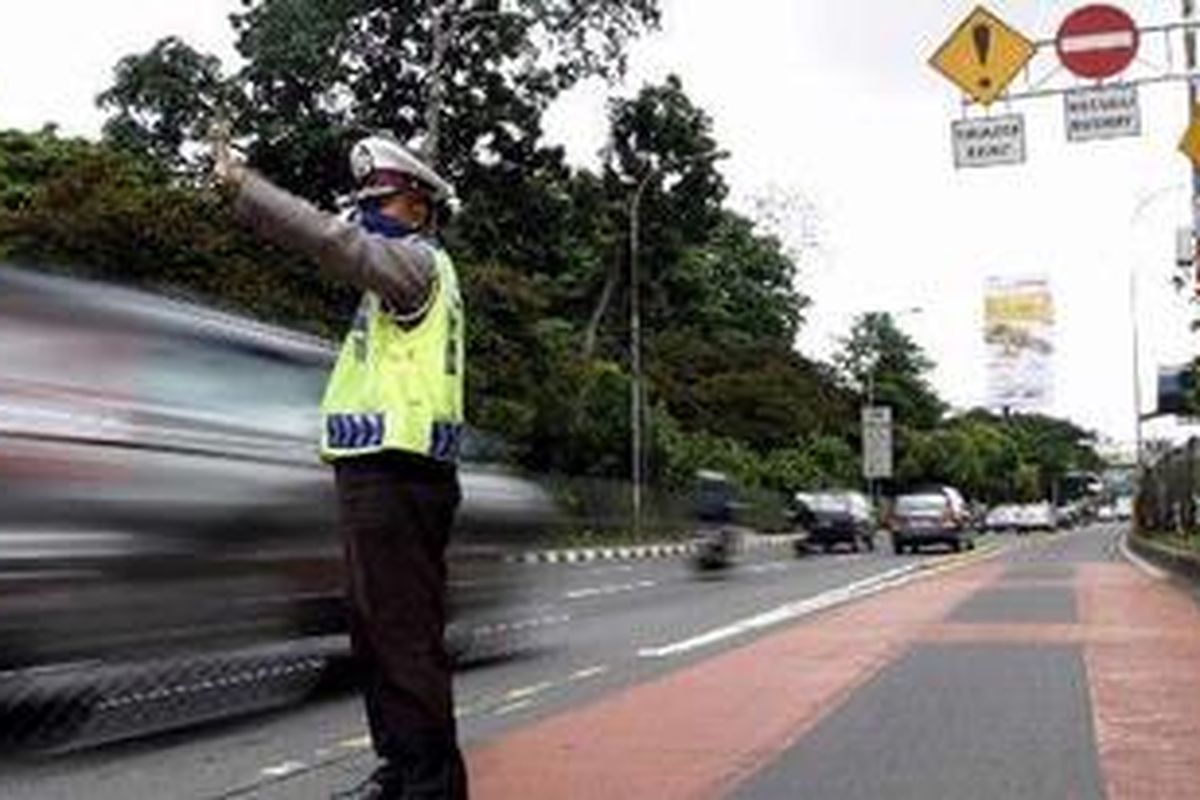Anggota Polantas mengamankan jalur busway koridor IX di kawasan Jalan Gatot Subroto, Jakarta Selatan, Senin (3/1/2011). 