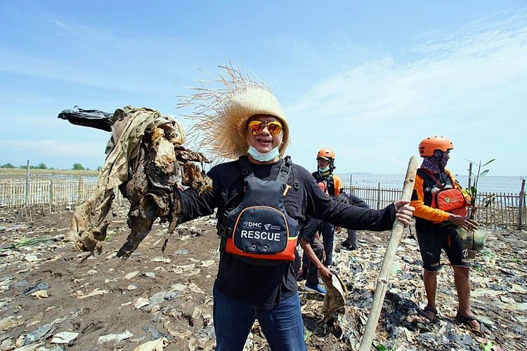 Dik Doank saat menjadi relawan aksi bersih-bersih bersama Dompet Dhuafa dan Tabur Bank Sampah dalam rangka memperingati World Cleanup Day (WCD) 2021 di Tangeran, Banten.