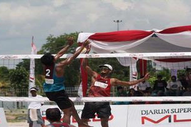 Pemain Tim Indonesia 2, Dian Putra Sentosa mencoba mengeblok Smes dari pemain Thailand, Prathip Sukto pada babak perempat final tur Djarum Super Mild Voli Pantai Asia Pasifik 2013 di Palembang, Indonesia unggul 2-0 atas Thailand.
