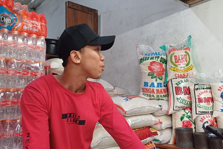 Pedagang beras Hendi di Jalan Patra Raya, Kebon Jeruk, Jakarta Barat 
