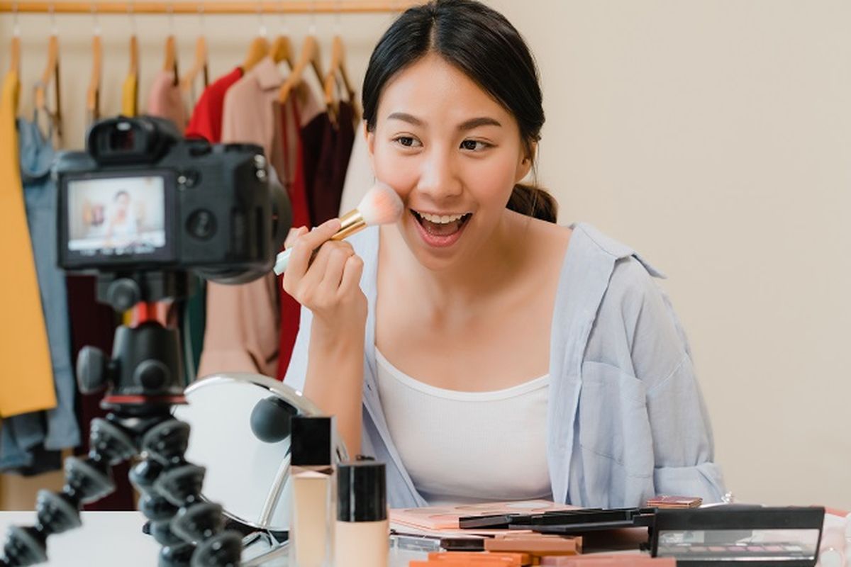 Seorang perempuan sedang membuat konten beauty