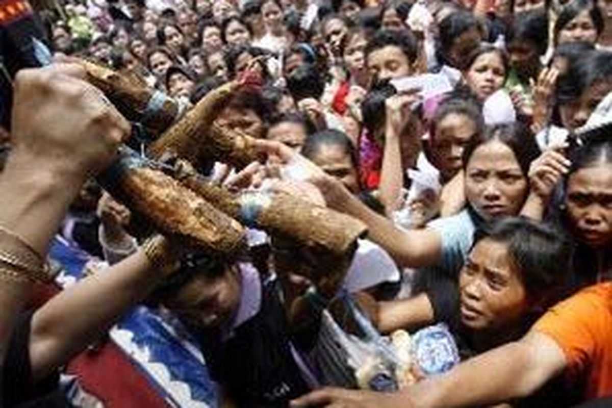 Warga berdesakan untuk mendapatkan paket sembako dan singkong gratis dari sebuah organisasi kemasyarakatan di bekas Kantor PDI di Jalan Diponegoro, Jakarta, Minggu (11/3/07).  