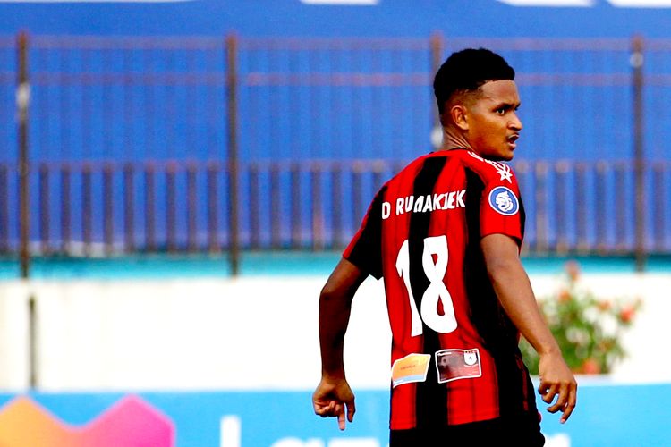 Pemain muda Persipura Jayapura di Liga 1 2021-2022, David Rumakiek. Artikel ini berisi sikap klub usai muncul keputusan Liga 2 dihentikan PSSI.