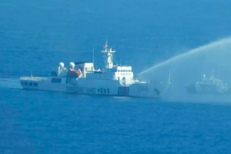 Pasukan penjaga pantai China sering menggunakan meriam air saat mengadang kapal-kapal Filipina yang beroperasi di Laut China Selatan.