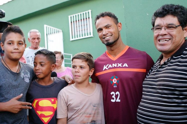 Bruno Fernandes (kaus nomor 32) berfoto bersama para penggemar saat diperkenalkan menjadi penjaga gawang baru klub divisi dua Liga Brasil, Boa Esporte.