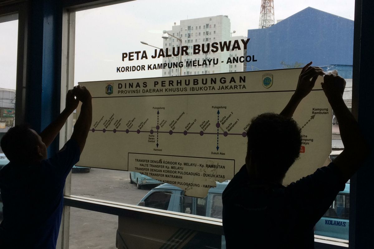 Petugas merapikan dan membenahi area halte transjakarta Kampung Melayu di Jakarta Timur, Minggu (28/5/2017). Pembenahan dilakukan pasca bom yang meledak beberapa hari lalu dan membuat beberapa bagian halte rusak.