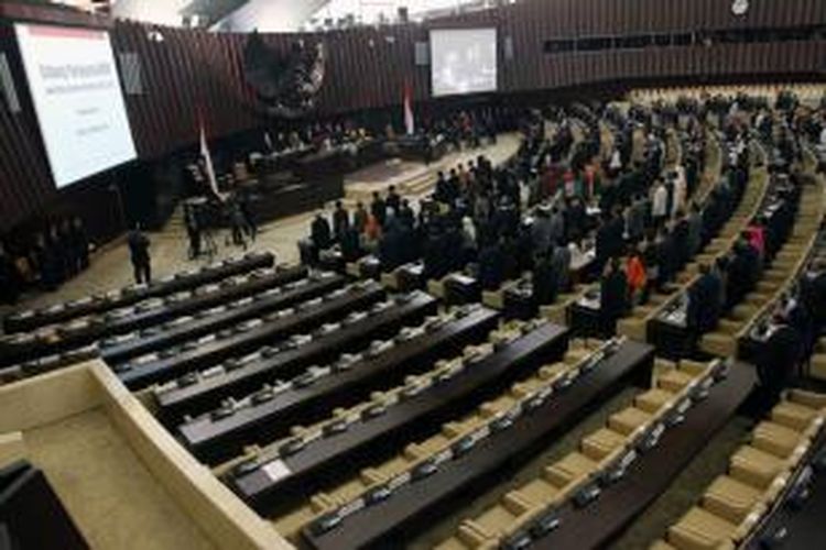 Anggota Majelis Permusyawaratan Rakyat yang terdiri dari anggota DPR dan DPD saling bersitegang dalam sidang Paripurna pemilihan pimpinan MPR di Gedung Parlemen, Senayan, Jakarta, Selasa (7/10/2014). Anggota MPR tersebut saling bersitegang terkait perwakilan calon pimpinan MPR yang diusung oleh masing-masing kelompok.