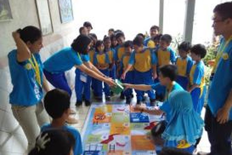 Relawan #brightfuture dari Project Sunlight memberikan edukasi mengenai sanitasi kepada siswa Sekolah Dasar Negeri Manggarai 01 Pagi, Jakarta Selatan, Senin (15/12/2014).