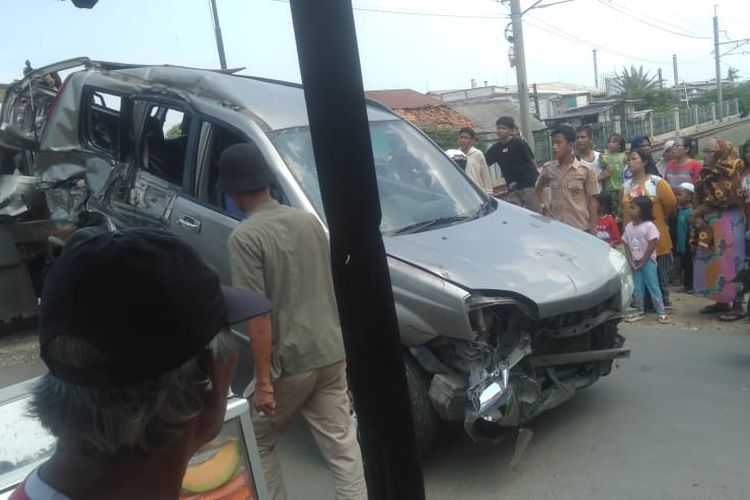 Mobil Nissan Xtrail yang ditabrak kereta api di perlintasan Jembatan Gantung, Jalan Basmol Raya, Kedaung Kali Angke, Cengkareng, Jakarta Barat, Rabu (29/11/2023).   
