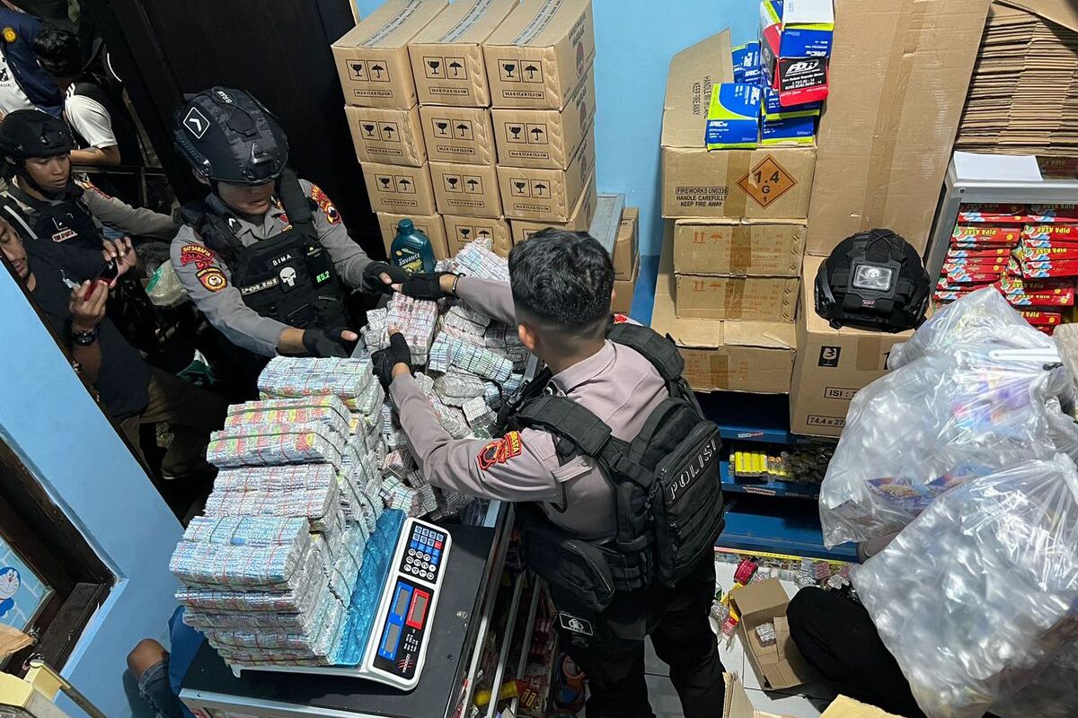 Kepolisian Resor Kota (Polresta) Solo, melakukan penyitaan ribuan petasan siap jual di kawasan jalan RE Martadinata, Kampung Sewu, Kecamatan Jebres.
