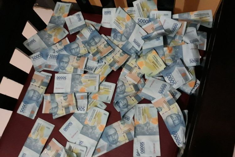 Serakan uang palsu yang diamankan Polsek Blanakan Kabupaten Subang, Selasa (2/1/2018). Kasus uang palsu terungkap setelah mendapatkan laporan dari pemilik toko yang menerima uang palsu dari dua orang tak dikenal yang membeli celana di tokonya. 