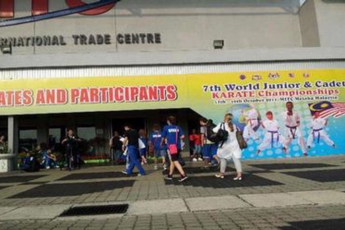 Peserta berdatangan di Melaka International Trade Center, Melaka, Malaysia, hari ketiga Kejuaraan Dunia Karate Yunior, Sabtu (15/10/2011).   