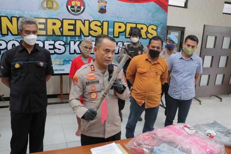 Ungkap kasus pembunuhan pasutri oleh adiknya di Mapolres Kebumen, Jawa Tengah, Kamis (2/6/2022).