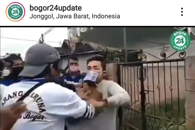 Seorang pengendara sepeda motor mengamuk karena ditegur tidak memakai masker oleh polisi di Jalan Raya Jonggol, Kabupaten Bogor, Check Point PSBB Perbatasan Cibarusah-Jonggol, Sabtu (9/5/2020).