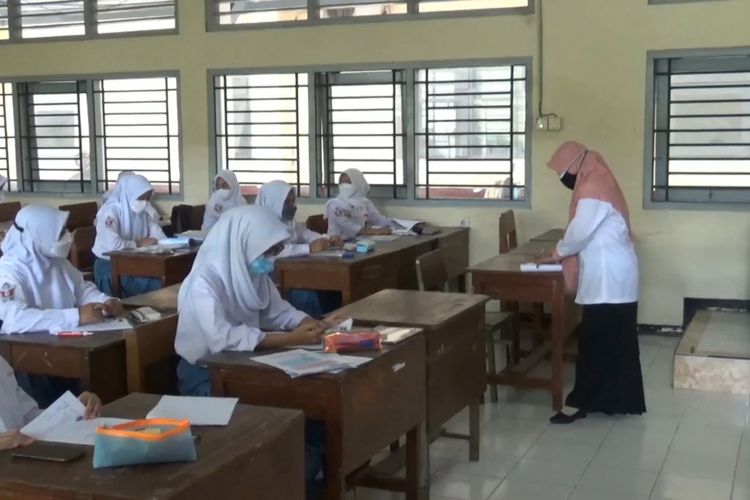 SMAN 1 Kedungwaru Tulungagung Jawa Timur, menerapkan pembelajaran tatap muka, setelah turun di level Tiga, Senin (06/09/2021).
